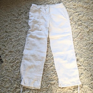 Linnebyxor  - Ska perfina Lågmidjade linnebyxor. Säljer bara för att de är för små för mig. Passar S och även XS men då är dem rätt baggy. Innerbensmått 70 cm💕