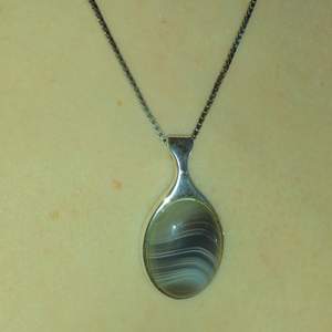 Ett superfint halsband med en grå Sten som jag fick ärva från min farmor. 😍😍😍