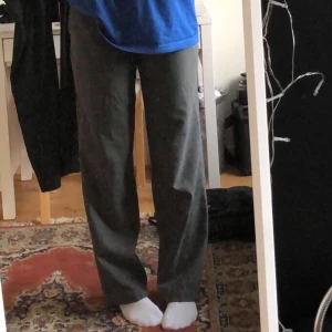 Kostymbyxor  - Syperdupersnygga grå kostymbyxor från Batistini. ❤️❤️Storleken är lite oklar, men jag skulle säga xs/s. Säljer så de blivit för små:( säljer för 250kr och köparen står för frakten🥰 Hör gärna av er vid frågor!