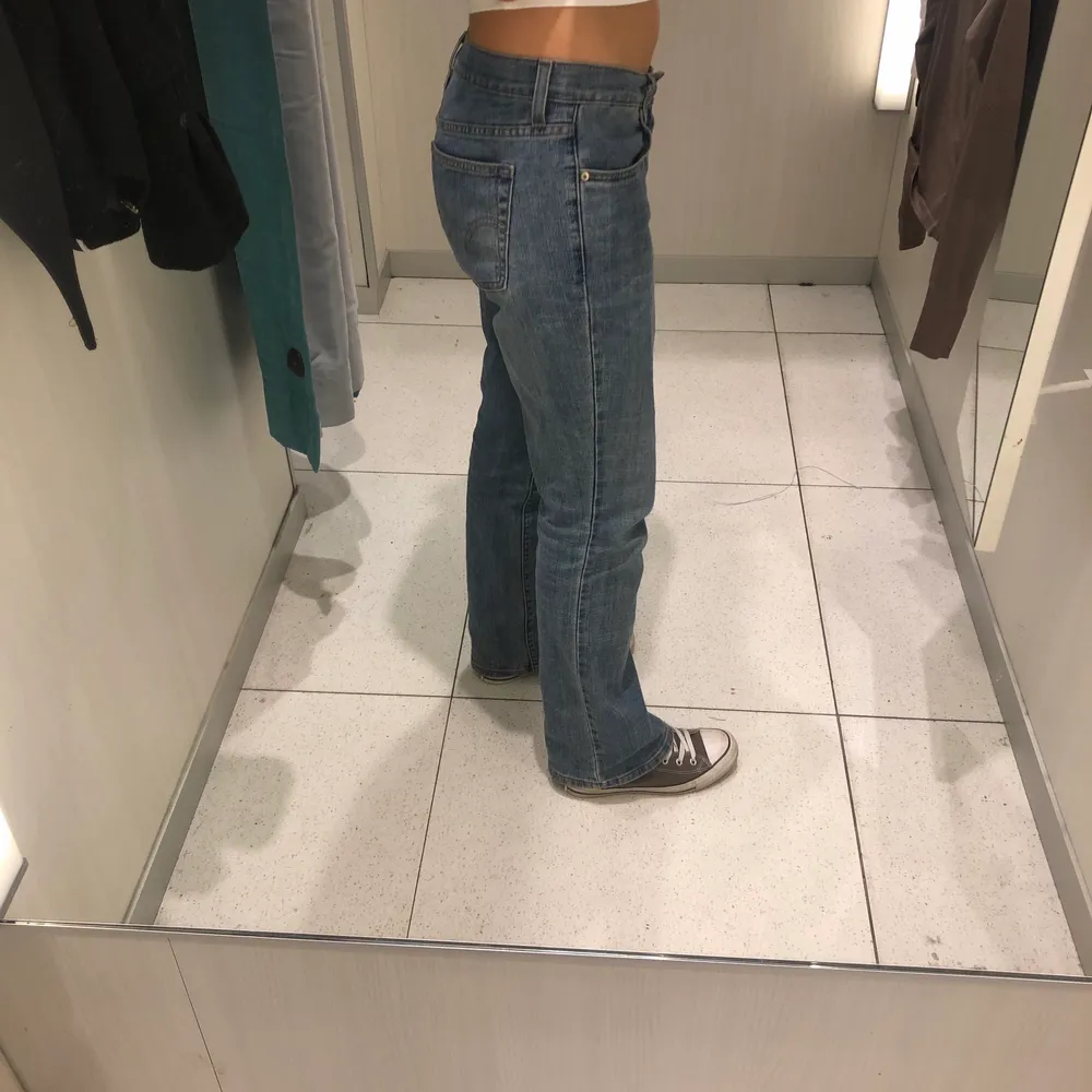 Säljer nu mina super snygga Levis jeans då dom inte kommer till så mycket användning ❤️ jag har vanligen w 28. Jeans & Byxor.