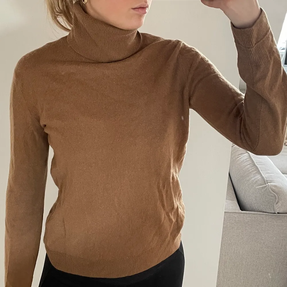 Cashmere tröja från H&M i brun, väldigt lite använd, fint skick! Köpte för ca 1000 säljer för 400. Tröjor & Koftor.