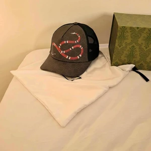 Gucci keps i snake till salu - Kan mötas eller köra till dig men om de långt blir de frakt pris kan diskuteras 😊