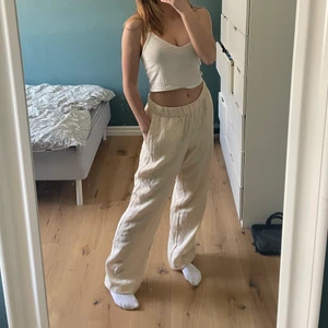 Linnebyxor - Säljer mina fina linnebyxor från monki eftersom dom inte kommer till andvändning då dom sitter lite pösigt och löst runt höfterna men bra i midjan. Dom är köpta förra sommaren och andvända endast 2-4 gånger och är i väldigt bra skick💞priset går att diskutera och önskas fler bilder är det bara att säga till. (Du betalar frakten)