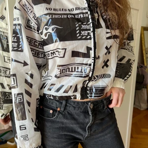 ”regn” jacka - Knappt använd tunn jacka från bershka, passar xs-m