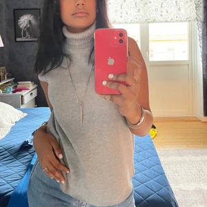 Tröja från zara  - Säljer denna populära tröjan med krage från Zara. Knappt använt men tycker inte att jag passade i kragen. Topp skick. Kom priv vid frågor. 