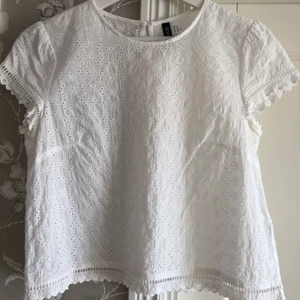 Topp - Vit Topp från H&M i storlek 40💘 spårbarfrakt a 66kr tillkommer alt kan mötas upp i Varberg/Jönköping.