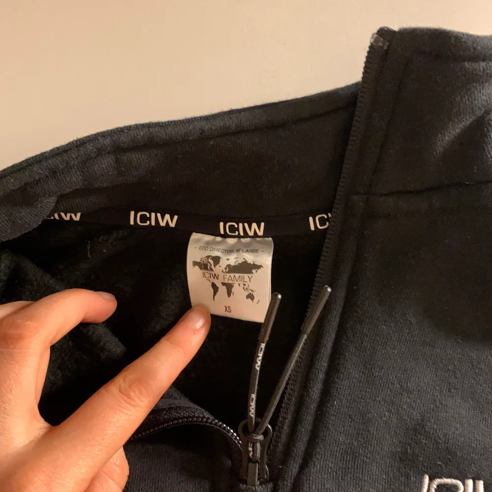 Säljer min ICIW tränings tröja då den var för liten för mig och därav använd fåtal gånger! Men tänker att någon annan kan ha mer nytta av den, den är en xs men passar även en s och är jätte skön och bekväm att träna i! 🌸 ( Kan även frakta) . Hoodies.