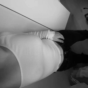 Vit topp - Säljer den här jättefina toppen som har öppen axel på ena sidan, inte använd 🤍