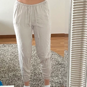 Beiga byxor - Byxorna är ljus beiga och väldigt mjuka! Passformen är ”loose fit”. Har använts 1 gång tidigare. Ingen retur. Alla plagg som säljs tvättas noga innan leverans! Det är bara att skriva om du har några frågor eller vill se fler bilder på plagget! <3
