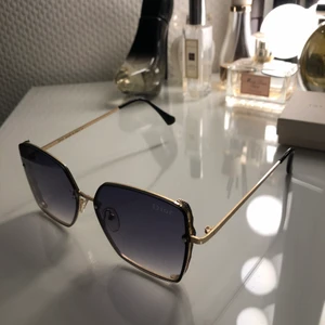 Dior - Fina fejk dior brillor, ser jättebra ut på men säljer eftersom jag har glasögon och kan ej använda så ofta solglasögon. Köpt för 500 kr på insta hemsida. 