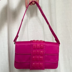 y2k baguette väska - köptes tidigt 2000-tal, därav är den unik. möts upp i stockholm eller fraktar. väskan finns kvar🖤