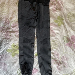 Guess träningsbyxa stl s/m  - Superfina träningsbyxor från Guess. Stl s/m