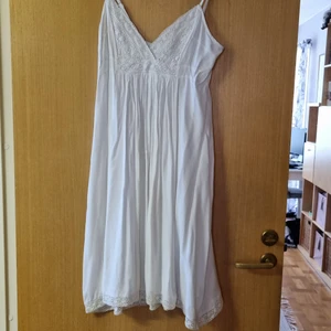 Vit sommarklänning - Supergullig sommarklänning med vit spets framtill, aldrig använd