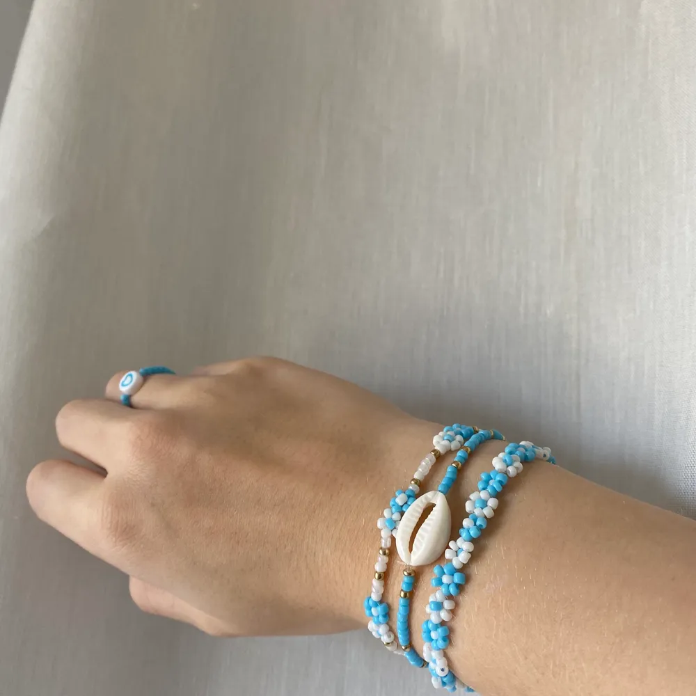 Super söta armband och ringar💓 handgjorda🌟 vid intresse kan man antingen kontakta mig på mitt smyckeskonto: smycken!!! Eller mitt vanliga💓 armbanden kostar mellan 10-15kr och ringarna 3kr st❤️. Accessoarer.