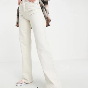 Vita jeans - Snygga vita jeans i perfekt skick👖 Köparen står för frakten! 