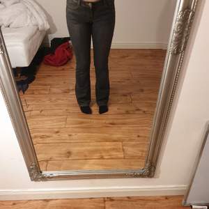Grå jeans i storlek 38 är  cirka 165 lång 💙