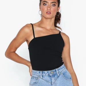 Nelly - Ett linne från Nelly.com med lite sne skurning fast med band på båda sidorna. Använt Max 6 gånger och ligger just nu bara hemma utan användning 