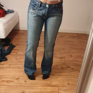 Jeans str 40 men skulle säga att de är mindre än så har vanligtvis 27 i levis, är cirka 165 lång. Ganska jeansigt tyg inte så stretching 😄