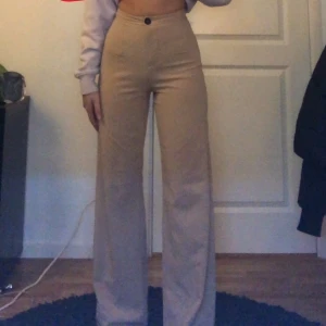 Kostymbyxor  - Beigea kostymbyxor från Bershka 