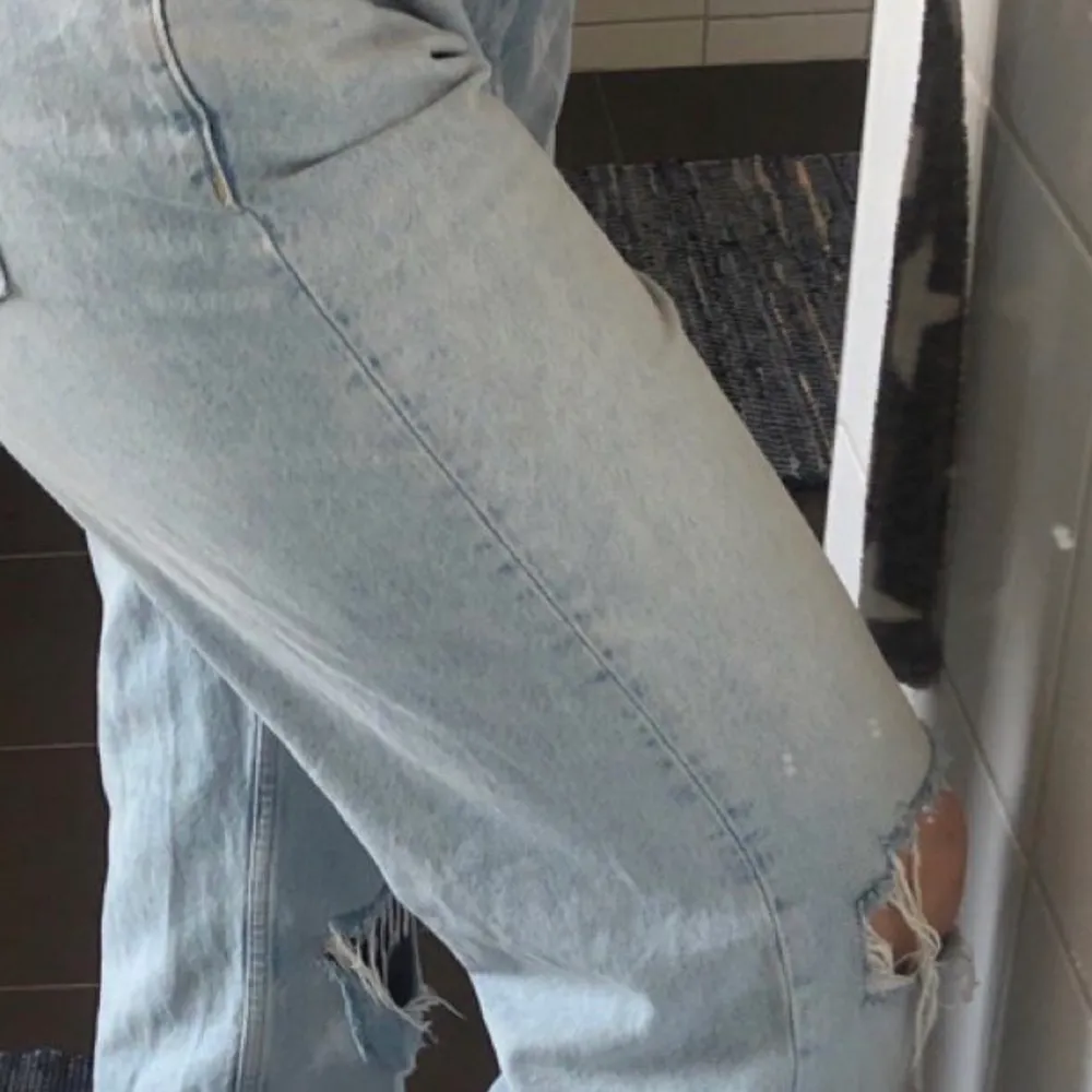 Jätte fina jeans helt helt nya oanvända och kostade 500-600 kr men jag säljer för 100kr ett kap för dig. Jeans & Byxor.
