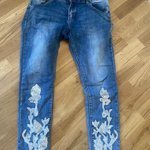 Jeans med blomdetaljer  - Snygga jeans med blommönster på. Användbara nu till sommaren. 🦋