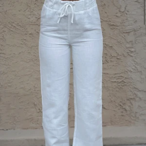Linnebyxor - Linnebyxor från adsgn, använda 1 gång. Säljer för de inte kom till användning. De är uppsydda, passar perfekt för mig som är 163/164. Köparen står för frakt🥰