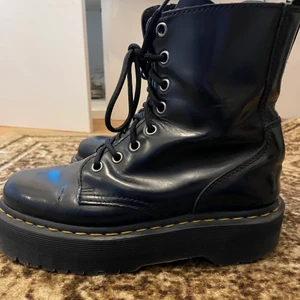 Dr. Martens jadon - Modell jadon, Har använt ett par gånger dragkedjan på ena skon är sönder:/ men annars skit bra. Storlek 37 men passar på storlek 38 som jag är pris kan diskuteras:)