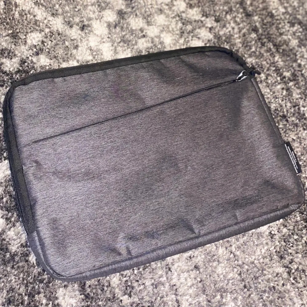 En mörk grå data väska som är mjuk inuti. Bra att förvara datan i eller ha som skol”väska”. Den är i fint skick. 50kr + 78kr frakt . Väskor.