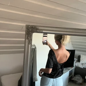 satin topp med djup rygg - Snygg å enkel t-shirt i glönsande material, använd 1-2 ggr! 