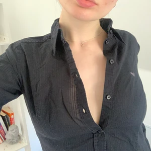 Skjorta Esprit - Svart och söt skjorta från Esprit, strl 36. Hämtas i Stockholm/Uppsala, annars står köpare för frakt!