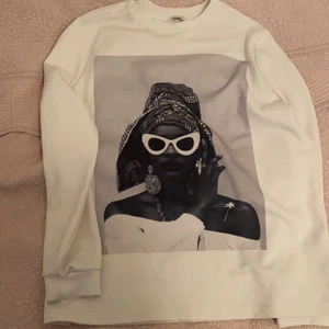 Cubus sweatshirt strl M - En oversized sweatshirt tröja med fram tryck och silkes tyg i storlek M. Köpt för 2 år sen men väldigt oanvänd. Känner att den är lite för stor för mig och därför inte i min användning. Pris går att förhandla🚎