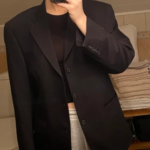 Oversized kavaj  - Kan absolut fixa fler bilder (dessa är från en video). Sitter så här på mig som är en xs/s i överdelar. 🌸 Spårbar frakt 66kr!