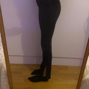 Svarta jeans med slit  - Svarta jeans, använda fåtall gånger. Storlek xxs och är lite för korta för mig som är 1,55. 