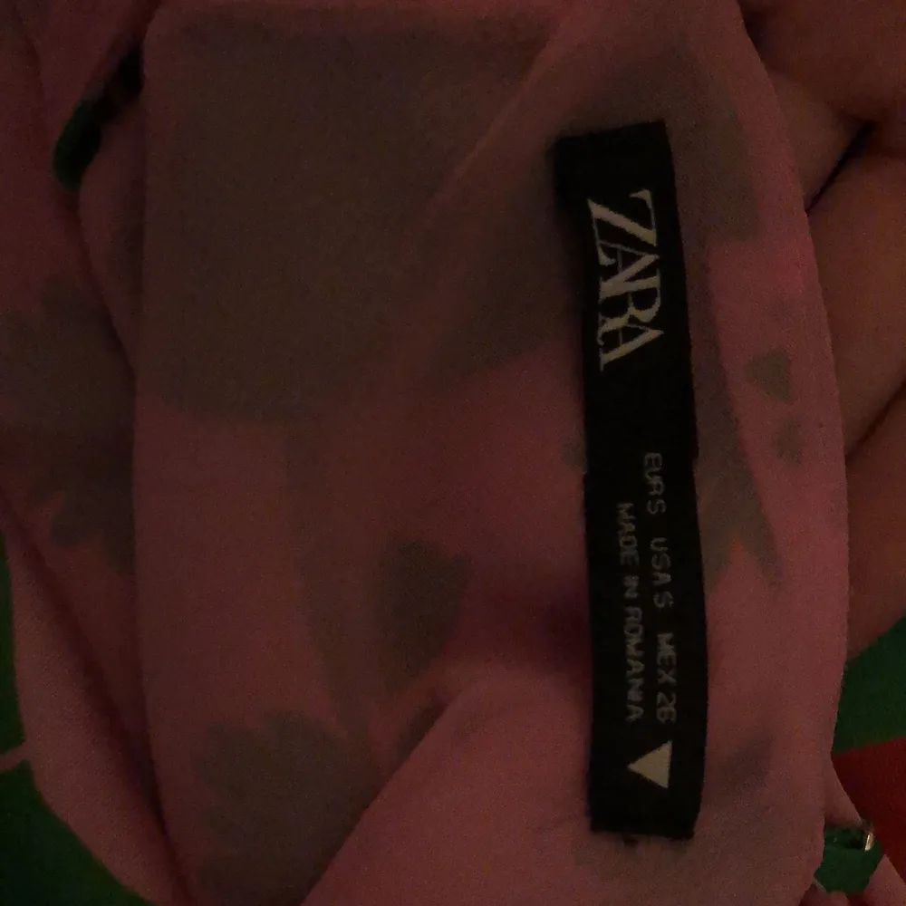 Jätte fin Zara slipdress som är slutsåld både i butik och på webbsidan. Har aldrig använts och är i princip nyskick! Skriv om ni är intresserade, köparen står för frakt😁. Klänningar.