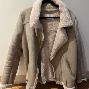 Jacka från Zara - Jacka från Zara storlek xs/s. Oversized.