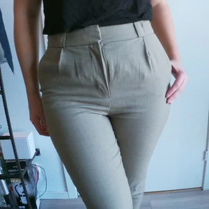 Kostymbyxor från H&M - Ankellånga kostymbyxor från H&M. Säljes pga för små, endast använd en gång. Skriv privat vid intresse, köpare betalar frakt om inte annat bestäms