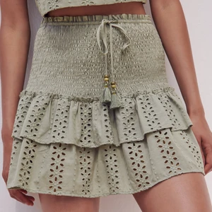 Kjol - Publicerar på nytt pga oseriös köpare!!💗             Jättefin Zara kjol perfekt för sommaren☀️ Säljer då den är för stor och tyvärr inte sitter som jag vill💕 Buda från 250