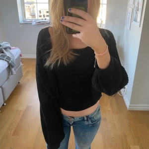 Söt kofta - Säljer denna jättefina koftan som är perfekt inför sommaren då den inte kommer till användning💕 Den är helt ny med lappen kvar från nakd och skulle passa perfekt över en klänning i sommar!