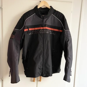 Harley Davidson MC jacka - OANVÄND motorcykel jacka från Harley Davidson Storlek XL i herrstorlek Är så ledsen över att behöva sälja den här sjukt snygga MC-jackan för älskar alla detaljer med den men tyvärr så är den för stor för mig. #hd #harleydavidson #motorbike #biker #bikerjacket