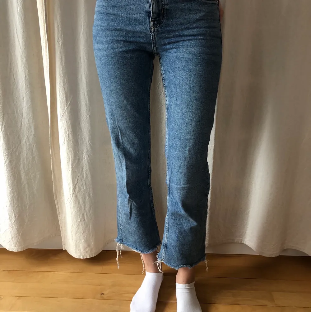 Korta vida jeans med lite fransar nedtill köpta på HM. Svala och sköna att ha på sommaren (skrolla för att se hur det ser ut upptill då jag inte kan få in hela benen i en o samma bild). Jeans & Byxor.