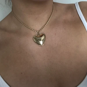 Hjärt-halsband  - Egengjort unikt halsband med hjärt-berlock. Ställbar storlek 