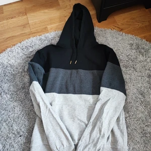 Luvtröjor  - Tre färgade och den svarta kommer från lager 157 använt ett fåtal gånger. Den blåa utan armar vet jag inte då den har funnits i mina ägor sen jag var 11 år och använt ett fåtal gånger. Alla är det storlek M. 50 kr stycker eller bud som godkänns av mig.