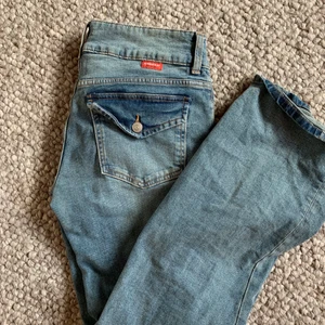 Bootcut jeans - Säljer dessa sjukt snygga bootcut jeans från h&m som är slutsålda 💕 strl 40 men passar mig som har strl 36 egentligen💕endast använda 1 gång inköpta för två veckor sen så helt i nyskick💕Midjemåttet är 39 rakt över och innerbenslängden är 78- 79💕