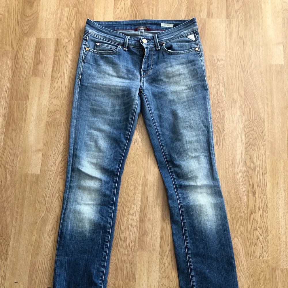 Lågmidjade jeans från Replay. Mycket fint skick! Knappt använda. Stl 27/32. Jeans & Byxor.