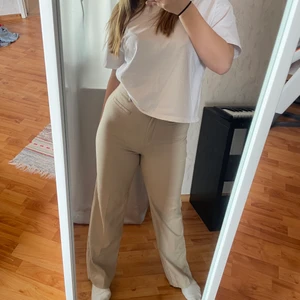 Byxor från Monki - Beiga ”kostymbyxor” från Monki, i storlek M. Typ aldrig använda. 200 kr + 66 kr frakt 