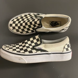 Vans rutiga  - Säljer mina rutiga vans i storlek 38. Säljer då jag aldrig använder dom. Inga skador då som Inprincip aldrig är använda. Köptes för 750 men säljer för 350kr + frakt. 