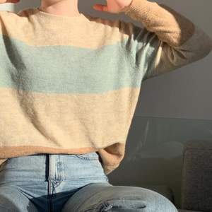 Jättemysig stickad tröja från H&M i storlek S, men sitter som S/M. Går att styla på så många sätt! Oanvänd och inte alls stickig. Vid frågor eller direkt köp är det bara att kontakta mig🥰