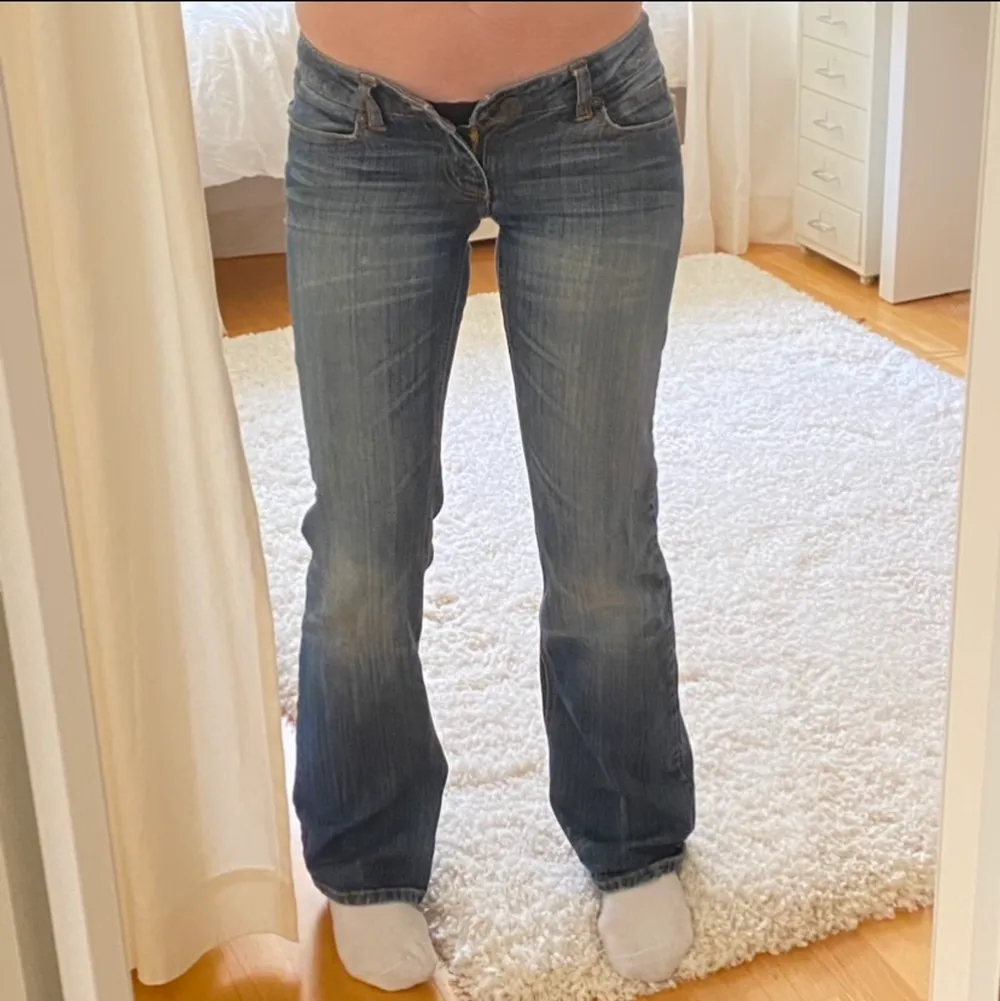 Säljer mina favorit blå lågmidjade bootcut jeans eftersom de blivit lite små i midjan. De är storlek 34 och är perfekta i längden på mig som är 169, skulle också passat nån som är längre. De är i bra skick. Kontakta mig privat vid eventuella frågor eller för fler bilder 💗. Jeans & Byxor.