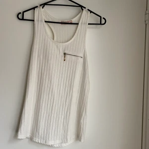 Vitt line  - Ett jättefint vitt line med en dragkedja som detalj på bröstet andvänder  få gånger 