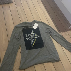Zadig & voltaire tröja strl s - Säljer en tröja från de kända märket Zadig & voltaire då jag köpte fel storlek. Helt oanvänd. Köparen står för frakten! 